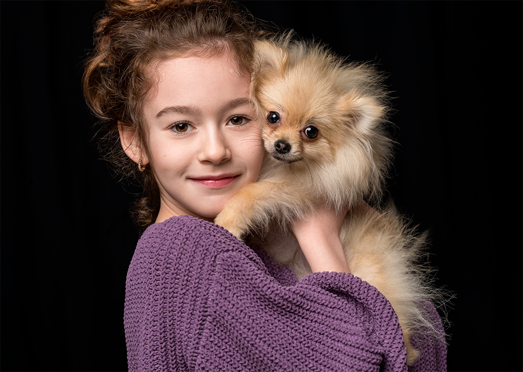 portrait jeune femme avec son chien dans les bras