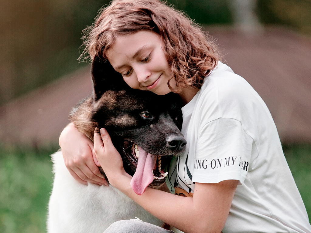 complicité adolescente avec son chien