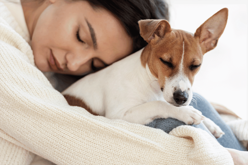 12-femme-tenant-un-mignon-chien-endormi-Exemple visuel – Source Freepik