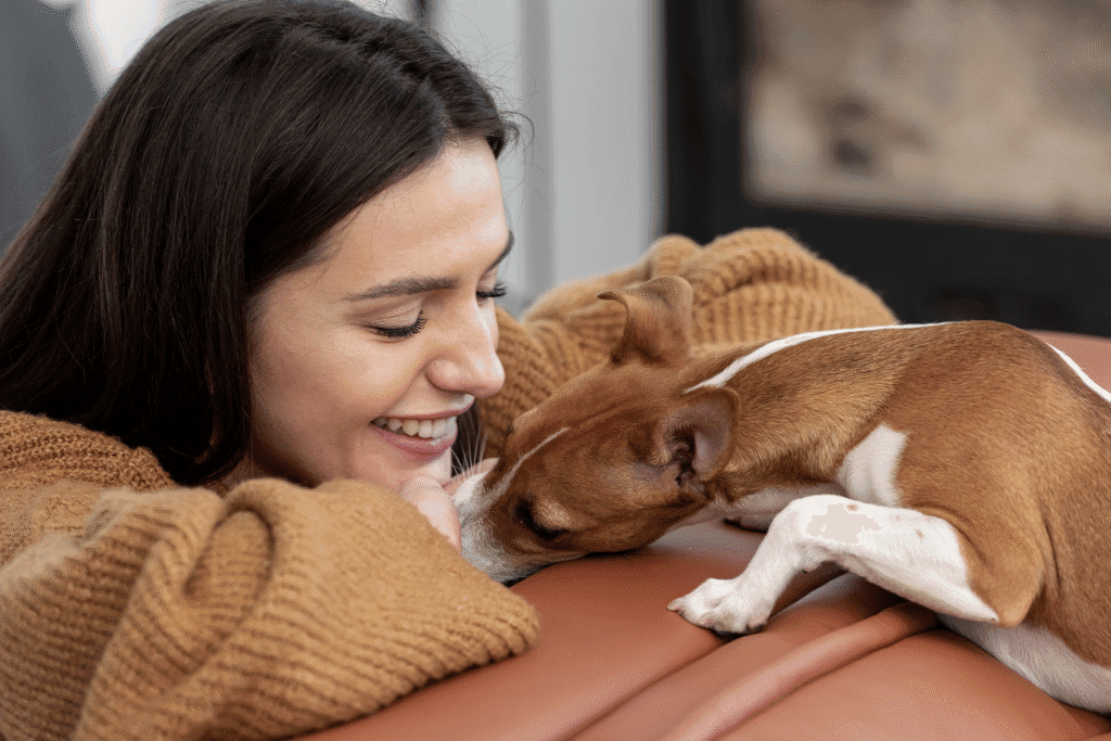 femme avec son chien complice