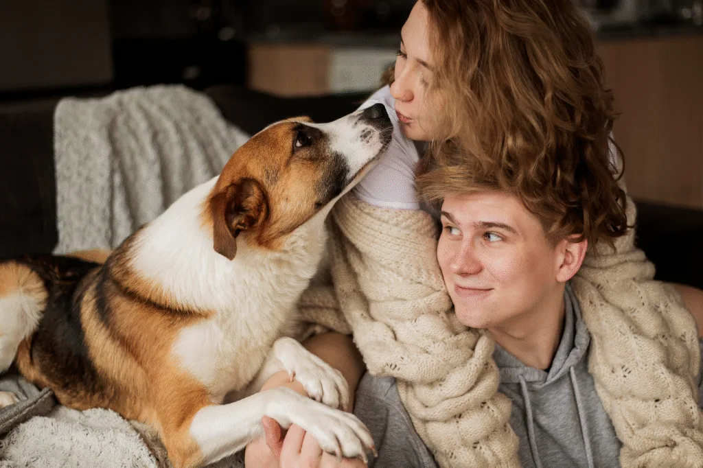 couplejouantavecunchienExemple visuel Source Freepik portraitsanimaliers portraitsanimaliers couple jouant avec un chien Exemple visuel Source Freepik