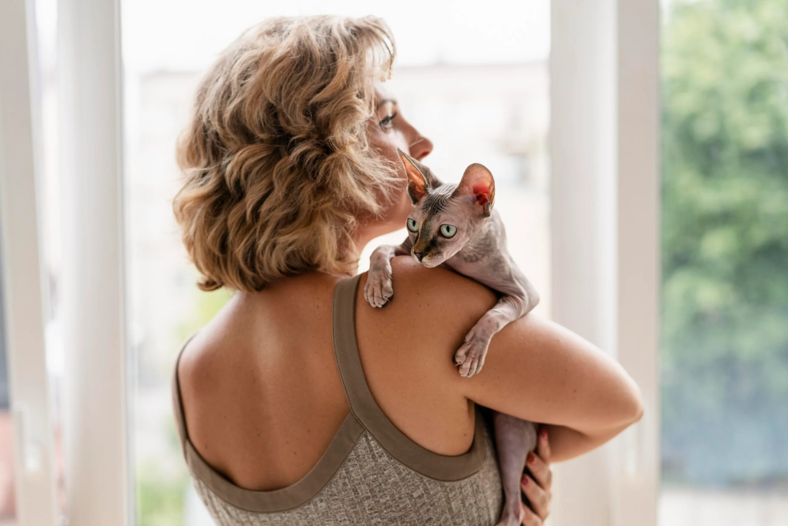 femme et son chat complice